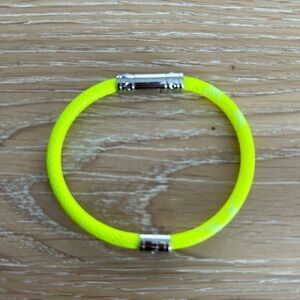 Louis Vuitton Neo Split bracelet, size 19